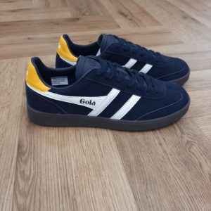 Gola Viper Navy-chaussures gola pour homme viper navy white sun dark gum-Baskets Viper pour hommes de Gola Classics Bleu marine/blanc/soleil/gomme foncé-Gola est une véritable légende de la mode britannique, imprégnée d'histoire et dotée d'un héritage sportif antérieur à celui de ses plus proches concurrents. Après des débuts modestes, la marque Gola est passée d'une petite entreprise familiale née dans une petite usine en 1905 à une marque reconnue à l'échelle internationale , célèbre pour ses chaussures de sport, ses baskets et ses sacs élégants