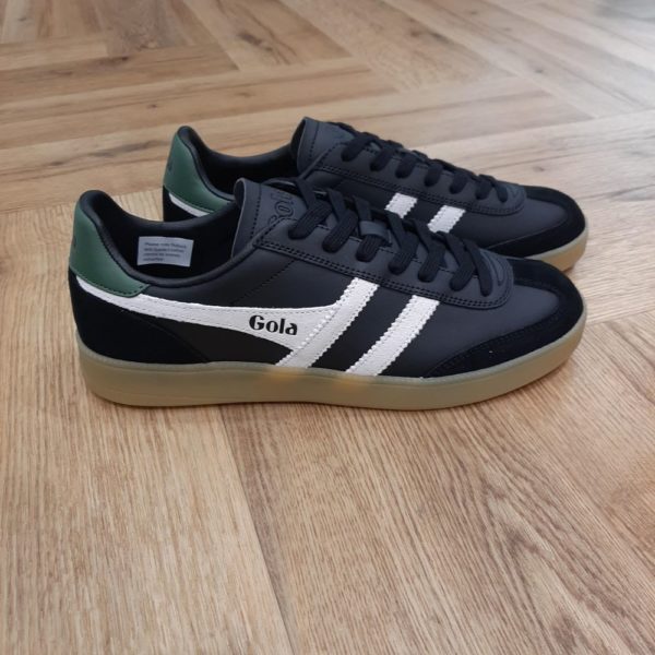 Gola Viper Black-chaussures pour homme gola viper black evergreen gum-Notre avis sur les chassures Gola Les chaussures Gola sont des modèles à la fois branchés et rétros, authentiques et créatifs avec un mélange d’influences urbaines tout en gardant le côté sportif qui a fait la renommée de la marque. Les baskets Gola sont idéales à porter en toutes circonstances, notamment en mode lifestyle. Quel que soit votre style, vos goûts et vos envies, les chaussures Gola sont déclinées en de très nombreux coloris qui permettent de matcher à coup sur avec votre tenue. Les chaussures de la marque Gola offre un confort inégalé, et présente un design casual qui plait au plus grand nombre. C'est une valeur sure à porter au quotidien