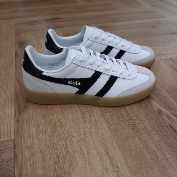 Gola Viper White-Gola Classics Men's Viper Leather Trainers-Notre avis sur les chassures Gola Les chaussures Gola sont des modèles à la fois branchés et rétros, authentiques et créatifs avec un mélange d’influences urbaines tout en gardant le côté sportif qui a fait la renommée de la marque. Les baskets Gola sont idéales à porter en toutes circonstances, notamment en mode lifestyle. Quel que soit votre style, vos goûts et vos envies, les chaussures Gola sont déclinées en de très nombreux coloris qui permettent de matcher à coup sur avec votre tenue. Les chaussures de la marque Gola offre un confort inégalé, et présente un design casual qui plait au plus grand nombre. C'est une valeur sure à porter au quotidien