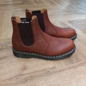 2976 Ambassador Cashew- Détails × Détails Nous avons opté pour la douceur. Nous avons reconstruit notre botte Chelsea classique 2976 en utilisant du cuir Ambassador luxueux, un matériau vieilli avec une finition huilée et une poignée douce qui épousera la forme de vos pieds dès le premier jour. Il est donc plus facile que jamais de découvrir une silhouette Dr. Martens originale. La semelle est fixée par la couture passepoilée jaune de DM et marquée de notre motif rainuré emblématique. Le haut de la botte est étiqueté avec notre boucle noire et jaune incomparable. La botte 2976 est notre version robuste de la botte Chelsea classique. Fabriquée depuis les années 70. Ambassador est un cuir épais et gras qui a été passé au tambour pour lui donner plus de caractère. Nettoyez-le avec un chiffon humide et entretenez-le avec le baume Wonder Balsam de Dr. Martens. La semelle DMS est une pierre angulaire de la construction Dr. Martens. Une semelle en PVC bicolore marquée de nos rainures emblématiques et de notre bande de roulement unique. Nos lignes cousues Goodyear sont thermosoudées et renforcées avec notre couture de trépointe signature. Matériel Ambassador - Un cuir épais et gras qui a été passé au tambour pour plus de caractère. Tige : 70 % cuir / 30 % textile Intérieur : 60 % cuir / 40 % textile Semelle : 100% PVC Conseils d'entretien Nettoyez la saleté à l'aide d'un chiffon humide et laissez sécher, puis appliquez le Dr.Martens Wonder Balsam, ajoutez aux chaussures à l'aide de l'applicateur éponge fourni avec le produit. Construction Cousu Goodyear - la tige et la semelle sont thermosoudées et cousues ensemble, offrant plus de confort et de durabilité pour les années à venir. Code produit 31987253 Nous avons opté pour la douceur. Nous avons reconstruit notre botte Chelsea classique 2976 en utilisant du cuir Ambassador luxueux, un matériau vieilli avec une finition huilée et une poignée douce qui épousera la forme de vos pieds dès le premier jour. Il est donc plus facile que jamais de découvrir une silhouette Dr. Martens originale. La semelle est fixée ... En savoir plus Bottines Chelsea en cuir souple Ambassador 2976 en noix de cajou Bottines Chelsea en cuir souple Ambassador 2976 en noix de cajou Bottines Chelsea en cuir souple Ambassador 2976 en noix de cajou Bottines Chelsea en cuir souple Ambassador 2976-Nous avons opté pour la douceur. Nous avons reconstruit notre botte Chelsea classique 2976 en utilisant du cuir Ambassador luxueux, un matériau vieilli avec une finition huilée et une poignée douce qui épousera la forme de vos pieds dès le premier jour. Il est donc plus facile que jamais de découvrir une silhouette Dr. Martens originale. La semelle est fixée par la couture passepoilée jaune de DM et marquée de notre motif rainuré emblématique. Le haut de la botte est étiqueté avec notre boucle noire et jaune incomparable