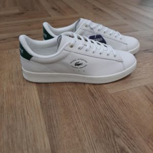 Lacoste Carnaby Set 224 Chics, les baskets Carnaby Set 224 sont l'oeuvre de la maison Lacoste. Entièrement confectionnée en cuir bicolore, cette paire au design minimaliste se pare de bordures lisses, d'un logo crocodile sur le côté, d'un bout arrondi ainsi que d'une fermeture à lacets. Un atemporel au flair légèrement retro à porter avec tout, toute l'année. La marque Créée par la légende du tennis français René Lacoste, quatre fois vainqueur d’internationaux et 1er joueur mondial en 1926 et 1927, la marque Lacoste s’inspire de ses valeurs sportives : exigence, fair-play, audace. Nous les transmettons de génération en génération, et cultivons l’élégance comme une manière d’être et d’inventer sa vie. Le jeu d’équipe, l’audace et l’inventivité, l’élégance et la ténacité sont autant de valeurs que nous prisons afin de continuer à écrire, ensemble, l’histoire de Lacoste. Pour aider les talents qui nous rejoignent à développer leur plein potentiel, nous favorisons une culture d’entreprise inclusive, qui fait la part belle à l’épanouissement personnel et professionnel, ainsi qu’à une montée en compétence régulière. En tant qu’acteur responsable de la mode, nous nous impliquons pour créer et mettre en œuvre un nouveau modèle de mode durable : une démarche de co-construction innovante et ambitieuse, dans laquelle nous engageons l’ensemble de nos partenaires. Notre modèle prend en compte la totalité de notre impact écologique, ainsi que celui de nos fournisseurs et propose une alternative, l’élégance durable, qui bénéficie à la fois à l’humain, aux communautés locales qui la produisent et à la planète.