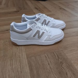 New Balance 480LSC Les New Balance 480LSC incarnent l'élégance décontractée avec leur combinaison de teintes subtiles. Ces baskets affichent un design épuré, mettant en avant une palette de couleurs beige et blanche, créant une esthétique équilibrée et polyvalente. La tige en matière respirante assure un ajustement confortable, tandis que la semelle intermédiaire offre un amorti réactif pour une sensation de marche tout en douceur. Que ce soit pour une journée de détente en ville ou une sortie décontractée, les New Balance 480 beige et blanches ajoutent une touche de style raffiné à votre garde-robe, tout en garantissant un confort exceptionnel pour chaque pas. La marque New balance est une marque authentique depuis en 1906. Elle produit et fabrique des chaussures dans tous les domaines sportifs. Ce qui fait de New Balance la plus grande marque de chaussures au monde. Ses chaussures sont produites en suivant les objectifs de la marque tel que le confort ainsi que le style et la performance. En plus d'être confortables, elles sont également très tendances. Chez Premium Shoes And Co, vous trouverez une large collection de chaussures New Balance, à vous de choisir!