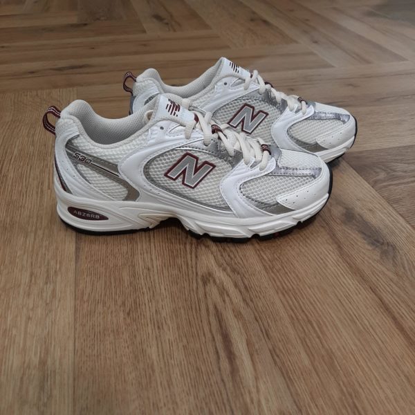 New Balance 530SZ-sneakers 530-sneakers new balance-baskets mode-baskets femme-baskets tendance-chaussures confortables-Sa semelle intermédiaire ENCAP offre un soutien et une durabilité exceptionnels, tandis que l'amorti ABZORB sous le talon absorbe les chocs, réduisant ainsi le stress sur les articulations pendant la course ou la marche. Comparé à d'autres sneakers populaires, le 530 se distingue par sa légèreté et sa réactivité, offrant une expérience de port confortable tout au long de la journée. Ces caractéristiques techniques, associées à une esthétique versatile, placent le 530 parmi les modèles les plus appréciés pour les amateurs de sport et de mode.