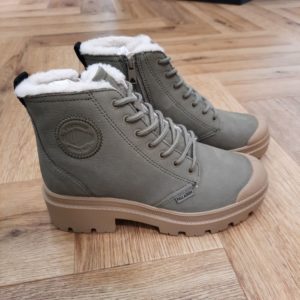 Pallabase Nubuck Zip La Pallabase Nubuck Zip WL élève notre emblématique Pampa à de nouveaux sommets. Cette saison, nous avons introduit la signature Pampa hi ZIP WL sur la semelle extérieure Pallabase, offrant une interprétation féminine du style Pampa authentique avec un talon surélevé et l'ADN Palladium, y compris l'emblématique embout en caoutchouc. Le cuir nubuck souple doublé de laine synthétique fait de cette chaussure un incontournable pour un hiver confortable, protégé et féminin. Découvrez le mélange parfait de style et de fonctionnalité avec la Pallabase Nubuck zip WL, un véritable compagnon pour vos aventures hivernales. Rehaussez votre jeu en matière de chaussures et plongez dans le confort et l'élégance. Palladium est une marque française qui propose depuis quelques décennies des chaussures en toile et en caoutchouc résistantes et durables. Avec des origines militaires et une forme bien reconnaissable, les Palladium traversent les générations sans prendre une ride (ou presque). Palladium est une marque française créée en 1920. À l'origine, son activité est bien différente de celle que l'on connait aujourd'hui : Palladium fabriquait des pneus pour l'aviation. La société fournissait alors la plupart des flottes aériennes européennes grâce à un procédé industriel unique : la vulcanisation du caoutchouc et de la toile. Au lendemain de la Seconde Guerre Mondiale, Palladium cesse peu à peu cette activité. En 1947, la société ouvre une usine à Pont de Cheruy, dans l'Isère, où elle commence à produire des chaussures selon le même principe de vulcanisation. Chaussures qui se révéleront tout aussi solides ! Le modèle emblématique de la marque est le "Pampa" qui équipe notamment la légion étrangère française.