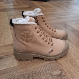 Pallabase Nubuck Zip La Pallabase Nubuck Zip WL élève notre emblématique Pampa à de nouveaux sommets. Cette saison, nous avons introduit la signature Pampa hi ZIP WL sur la semelle extérieure Pallabase, offrant une interprétation féminine du style Pampa authentique avec un talon surélevé et l'ADN Palladium, y compris l'emblématique embout en caoutchouc. Le cuir nubuck souple doublé de laine synthétique fait de cette chaussure un incontournable pour un hiver confortable, protégé et féminin. Découvrez le mélange parfait de style et de fonctionnalité avec la Pallabase Nubuck zip WL, un véritable compagnon pour vos aventures hivernales. Rehaussez votre jeu en matière de chaussures et plongez dans le confort et l'élégance. Palladium est une marque française qui propose depuis quelques décennies des chaussures en toile et en caoutchouc résistantes et durables. Avec des origines militaires et une forme bien reconnaissable, les Palladium traversent les générations sans prendre une ride (ou presque). Palladium est une marque française créée en 1920. À l'origine, son activité est bien différente de celle que l'on connait aujourd'hui : Palladium fabriquait des pneus pour l'aviation. La société fournissait alors la plupart des flottes aériennes européennes grâce à un procédé industriel unique : la vulcanisation du caoutchouc et de la toile. Au lendemain de la Seconde Guerre Mondiale, Palladium cesse peu à peu cette activité. En 1947, la société ouvre une usine à Pont de Cheruy, dans l'Isère, où elle commence à produire des chaussures selon le même principe de vulcanisation. Chaussures qui se révéleront tout aussi solides ! Le modèle emblématique de la marque est le "Pampa" qui équipe notamment la légion étrangère française.