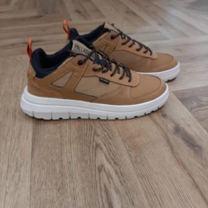 Pallaflex Lo Mix Camel Découvrez une merveille de l’exploration en plein air : les Pallaflex Lo Mix Camel Fabriquées dans une association dynamique de cuir, de synthétique et de textile, ces chaussures offrent l’équilibre parfait entre confort et robustesse. Leurs semelles extérieures assurent une adhérence sûre lors des promenades, tandis que les premières de propreté gardent vos pieds au frais dans un confort absolu. Avec leurs talons de 40 mm pour une hauteur subtile et un équilibre accru et des caractéristiques telles que les lacets, les œillets et la sangle au talon, ces chaussures sont aussi fonctionnelles que tendance. Fonctionnalité et esthétique ? C’est déjà le cas ! Palladium est une marque française qui propose depuis quelques décennies des chaussures en toile et en caoutchouc résistantes et durables. Avec des origines militaires et une forme bien reconnaissable, les Palladium traversent les générations sans prendre une ride (ou presque). Palladium est une marque française créée en 1920. À l'origine, son activité est bien différente de celle que l'on connait aujourd'hui : Palladium fabriquait des pneus pour l'aviation. La société fournissait alors la plupart des flottes aériennes européennes grâce à un procédé industriel unique : la vulcanisation du caoutchouc et de la toile. Au lendemain de la Seconde Guerre Mondiale, Palladium cesse peu à peu cette activité. En 1947, la société ouvre une usine à Pont de Cheruy, dans l'Isère, où elle commence à produire des chaussures selon le même principe de vulcanisation. Chaussures qui se révéleront tout aussi solides ! Le modèle emblématique de la marque est le "Pampa" qui équipe notamment la légion étrangère française