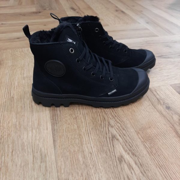 Pampa Hi Zip Black Une version en nubuck souple de l’emblématique Pampa Hi Zip Black. Une doublure chaude pour offrir à vos pieds un maximum de confort en ville. Nous avons ajouté des zips sur le quartier interne pour l’enfiler et la retirer facilement. Palladium est une marque française qui propose depuis quelques décennies des chaussures en toile et en caoutchouc résistantes et durables. Avec des origines militaires et une forme bien reconnaissable, les Palladium traversent les générations sans prendre une ride (ou presque). Palladium est une marque française créée en 1920. À l'origine, son activité est bien différente de celle que l'on connait aujourd'hui : Palladium fabriquait des pneus pour l'aviation. La société fournissait alors la plupart des flottes aériennes européennes grâce à un procédé industriel unique : la vulcanisation du caoutchouc et de la toile. Au lendemain de la Seconde Guerre Mondiale, Palladium cesse peu à peu cette activité. En 1947, la société ouvre une usine à Pont de Cheruy, dans l'Isère, où elle commence à produire des chaussures selon le même principe de vulcanisation. Chaussures qui se révéleront tout aussi solides ! Le modèle emblématique de la marque est le "Pampa" qui équipe notamment la légion étrangère française.