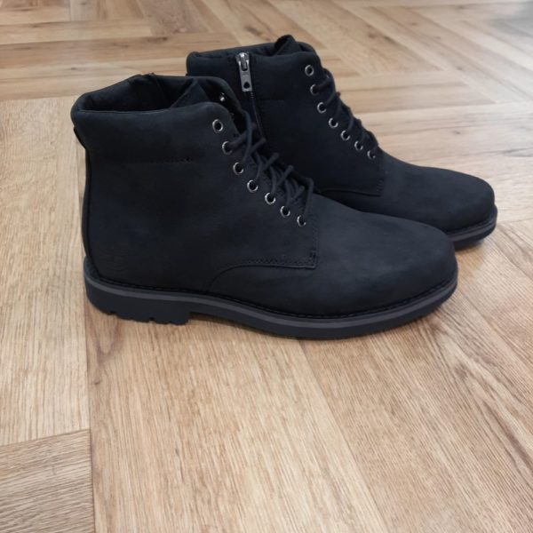 Alden Brook Black-Boot mi-haute imperméable zippée Alden Brook pour homme en noir-Tannerie Certifiée Le ou les composants principaux sont constitués d'au moins 50 % de cuir provenant d'une tannerie classée Argent ou Or par un organisme de contrôle environnemental indépendant. Le Leather Working Group évalue et classe les tanneries selon leur consommation énergétique, leur production de déchets et leur procédé de traitement des eaux. Tissu ReBOTL Tissu ReBOTL Nous avons créé ce matériau écologique à partir de bouteilles en plastique PET non biodégradables, que nous avons recyclées et transformées en fibres rPET (polyéthylène téréphtalate recyclé). Ainsi, nous pouvons créer des produits composés à 50 % de PET recyclé, dans le but de réduire presque entièrement l'impact des différents processus de production sur l'environnement