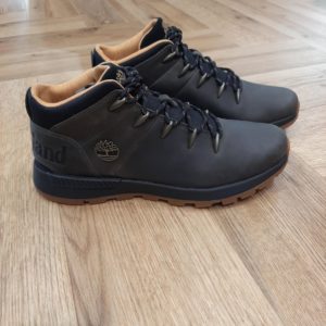 Sprint Trekker Gris-Tige en cuir Premium Timberland® Leather et tissu ReBOTL™ En achetant ce produit, vous soutenez la fabrication responsable du cuir par l'intermédiaire du Leather Working Group. Modèle à lacets Doublure en tissu ReBOTL™ contenant 50 % de plastique PET recyclé Assise plantaire en mousse OrthoLite® confortable Semelle intermédiaire en EVA moulée par compression