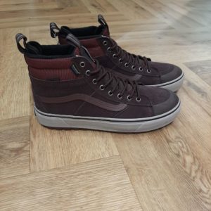 Vans Sk8 HI MTE-Inspirées de la vie active pour toutes tes aventures, les MTE Sk8-Hi imperméables assurent une polyvalence au quotidien encore jamais atteinte. Dotée d'une protection imperméable HydroGuard, d'une isolation Primaloft de 100 g, d'une tige en daim et en textile haut de gamme et d'une semelle extérieure All-Trac, cette chaussure idéale par temps froid est conçue pour être fiable tout au long de la journée, dans un style classique que seul Vans peut offrir.