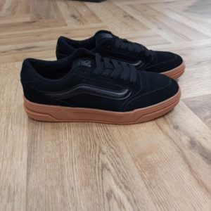 Vans Hylane Black Gum Passé et présent se rejoignent dans cette chaussure inspirée des années 2000 En effet, les Vans Hylane Black Gum s'inspirent du skate de l'an 2000 et remettent au goût du jour notre silhouette Upland datant de 1999. Ces clins d'œil au passé se conjuguent aux détails esthétiques tels que la Sidestripe 3D satinée et les logos brodés, tandis que la silhouette épaisse et la languette de skate rembourrée leur confèrent une allure et une sensation rétro. Dotées d'une semelle concave et de la texture unique des V imbriqués, les Hylane font de l'esthétique old school un essentiel de ta garde-robe actuelle. La marque C’est en 1966 que Paul, accompagné de son frère Jim et de ses amis Gordy et Serge, ouvre les portes de la Van Doren Rubber Company au 704 East Broadway à Anaheim, en Californie. Leur façon de travailler est alors unique, vendant leurs chaussures d’où elles sont fabriquées. « Des baskets en toile pour toute la famille » tel était le slogan qu’affichaient les boîtes à chaussures à l’époque.