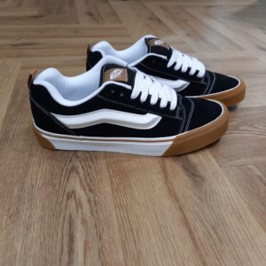 Knu Skool Black Gum Directement inspirées des années 90, ces chaussures Knu Skool Black Gum tout en volume affichent un look contemporain. Les Knu Skool sont une interprétation moderne d'un classique des années 90 et se distinguent par leur languette rembourrée, une Sidestripe moulée en 3D et des lacets épais surdimensionnés. Les Knu Skool s'émancipent des Old Skool originales, véritables icônes classiques, avec des tendances actuelles, telles qu'une silhouette tapageuse, des renforts couleur gomme et des finitions XXL. Apportez une ambiance skate rétro à vos pas avec ces baskets Knu Skool de Vans. Dans un coloris noir et blanc, ces baskets à l'ancienne sont confectionnées en daim lisse et en toile sur la tige pour une tenue durable. Ils disposent d'une fermeture à lacets pour vous garder enfermé, d'un col et d'une languette rembourrés pour le soutien et d'une tirette au talon pour un enfilage facile. Sous le pied, la semelle intercalaire coussinée offre une conduite en douceur, tandis que la semelle extérieure gaufrée en caoutchouc apporte une traction ferme. Fini avec une bande latérale moulée en 3D. La marque C’est en 1966 que Paul, accompagné de son frère Jim et de ses amis Gordy et Serge, ouvre les portes de la Van Doren Rubber Company au 704 East Broadway à Anaheim, en Californie. Leur façon de travailler est alors unique, vendant leurs chaussures d’où elles sont fabriquées. « Des baskets en toile pour toute la famille » tel était le slogan qu’affichaient les boîtes à chaussures à l’époque.