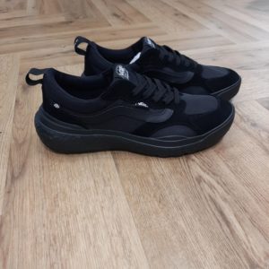 Ultrarange Neo VR3 Ici, là, n'importe où. En effet, alliant le confort et la polyvalence des UltraRange aux standards de conception VR3 de Vans, les UltraRange Neo VR3 t'aident à relever les défis inattendus de ta journée et à te mettre sur le chemin de la durabilité. De plus, notre équipe s'est fixé des objectifs de durabilité ambitieux. C'est pourquoi, tous nos efforts, petits ou grands, peuvent avoir un impact positif. Enfin, pour obtenir le logo globe VR3 Checkerboard, au moins 30% du produit doit être composé d'un ou de plusieurs matériaux recyclés, renouvelables et/ou régénératifs. La marque C’est en 1966 que Paul, accompagné de son frère Jim et de ses amis Gordy et Serge, ouvre les portes de la Van Doren Rubber Company au 704 East Broadway à Anaheim, en Californie. Leur façon de travailler est alors unique, vendant leurs chaussures d’où elles sont fabriquées. « Des baskets en toile pour toute la famille » tel était le slogan qu’affichaient les boîtes à chaussures à l’époque. C’est le principe novateur de la Van Doren Rubber Company, fondée par ces deux frères originaires de Boston : produire à la commande et sur place, dans la petite usine qui jouxte les 40 m2 du magasin. Et vendre en direct cette chaussure en toile robuste reposant sur une semelle gaufrée en caoutchouc vulcanisé et antidérapante.  Hélas, cette sneaker disparaît brutalement des radars avec la faillite de Vans en 1983. Mais l’histoire de Vans n’écrivait pas son point final. Elle mettra vingt ans à redevenir le signe extérieur d’appartenance à la religion du cool, aux pieds des rockers, des grands ados et des stars d'Hollywood (Justin Bieber, Zac Efron, Harry Styles…). À bientôt 60 ans, cet indéboulonnable totem de la culture skate est aujourd’hui un classique du dressing estival porté flambant neuf à un mariage ou en fin de vie à la plage. Avant de les renouveler les yeux fermés…