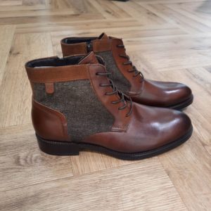 Boots Lezat Cognac Boots en cuir pour Homme : le choix parfait pour un style intemporel Les boots en cuir sont un incontournable de la garde-robe masculine. Elles sont à la fois élégantes et robustes, et peuvent être portées avec une grande variété de tenues. Si vous êtes à la recherche de boots en cuir pour homme, Redskins est la marque qu'il vous faut. Les boots en cuir Redskins sont fabriquées à partir de matériaux de haute qualité et sont conçues pour durer. Elles sont également très confortables à porter, grâce à leur semelle intérieure rembourrée et leur doublure en textile. De plus, les boots en cuir Redskins sont disponibles dans une grande variété de styles et de couleurs, afin que vous puissiez trouver la paire parfaite pour votre style personnel.