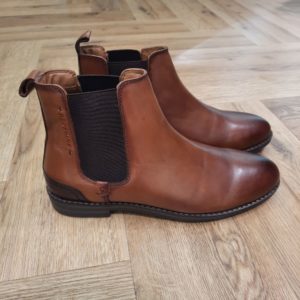 Boots Einsteino Cognac Ces Boots Einsteino Cognac sont fabriquées en cuir de vachette de haute qualité, offrant une finition lisse et résistante. En effet, le design est inspiré des bottes Chelsea classiques. Elles sont caractérisées par des bordures élastiques pour faciliter l'enfilage et un ajustement confortable. Puis, l'arrière du talon présente un empiècement en cuir contrastant, ajoutant une touche d'originalité. Enfin, sa semelle en caoutchouc marron est robuste et conçue pour une adhérence optimale. Le logo de Redskins est discrètement embossé, affirmant l'authenticité et la qualité du produit. Les boots EINSTEINO COGNAC sont idéales pour une variété d'occasions, des sorties décontractées aux environnements plus formels. Elles se marient parfaitement avec un jean brut ou un pantalon chino pour un look élégant. En été, associez-les à des jeans légers et un t-shirt pour un style décontracté. En hiver, elles complètent idéalement un pantalon plus épais et un pull en laine. Ces bottes transsaisonnieres vous accompagneront tout au long de l'année avec style et confort. Boots Homme en Cuir REDSKINS Si vous êtes à la recherche de boots et/ou bottines pour hommes alliant élégance et praticité, vous êtes au bon endroit ! Les bottes en cuir pour hommes de la marque REDSKINS sont un élément incontournable du vestiaire masculin. Elles se distinguent par leur polyvalence, leur style intemporel et leur qualité exceptionnelle. Les boots en cuir REDSKINS sont réalisées avec soin et se déclinent en plusieurs matériaux, formes et semelles pour répondre à vos envies. Chaque saison, elles se réinventent tout en restant intemporelles, combinant élégance et confort. Le cuir demande un bon entretien, veillez à bien nettoyer vos chaussures pour les préserver.