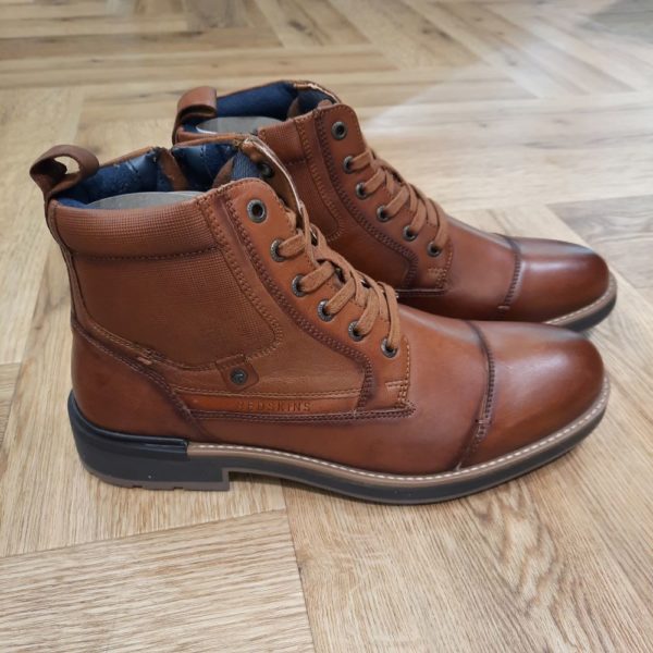 Redskins Lessing Cognac Découvrez la boots Redskins Lessing Cognac, spécialement conçues pour l'homme moderne qui recherche confort et élégance. En effet, avec leur teinte marron chaleureuse, ces bottines s'intègrent parfaitement à votre garde-robe, que ce soit pour un look décontracté ou pour des occasions plus habillées. Fabriquées en cuir de haute qualité, ces bottines offrent une tige robuste et durable. Tandis que, la doublure en cuir et textile assure une agréable sensation de confort. Puis, leur semelle intérieure en cuir vous permet de profiter d'une marche agréable tout au long de la journée. Enfin, sa semelle extérieure en synthétique avec un design épais assure une excellente adhérence et durabilité, vous offrant une stabilité optimale sur différents types de surfaces. Le système de fermeture à lacets et fermeture éclair permet un ajustement facile et rapide, tandis que le bout rond et la hauteur de cheville montante garantissent un soutien adéquat. Avec une hauteur de talon de 4 cm, ces bottines vous offrent une élégance discrète sans compromettre le confort. La marque REDSKINS est reconnue pour ses designs uniques et sa qualité de fabrication. Finalement, chaque modèle est conçu pour accompagner les hommes dans leur quotidien tout en mettant en valeur leur personnalité.