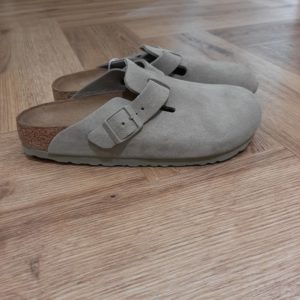 Boston Faded Khaki Grand classique BIRKENSTOCK, le sabot Boston Faded Khaki se porte en toute saison. Les boucles de couleur assortie au toucher textile d’aspect mat ainsi que la semelle d’usure de couleur assortie lui donnent une petite touche originale en plus. Le lit de pied souple est équipé d’une semelle complémentaire en mousse qui chouchoute le pied, pour un confort accru tout au long de la journée. Sa tige se compose de cuir velours doux. UN DESIGN LÉGENDAIRE La pièce maîtresse de tous les modèles est le lit de pied BIRKENSTOCK d'origine. La conception pensée jusque dans les moindres détails, inspirée de la trace de pas naturelle laissée par un pied sur le sable, contribue à ce que les pieds puissent passer des heures dans les chaussures sans occasionner aucune gêne. Le tout favorise une bonne santé et procure une sensation encore plus confortable. Largeur étroite Tige : cuir velours Semelle de propreté : cuir velours Semelle d’usure : EVA Détails : bride à boucle ardillon en métal, réglable et de couleur assortie, au toucher textile “Made in Germany”