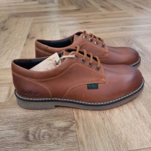 Kick Larry Camel Le modèle Kick Larry Camel est une paire de derbies pour homme composée d'une tige en cuir et d'une doublure en 100% textile. Ces derbies vous garantissent confort et robustesse grâce à leur semelle intérieure en 100% cuir et leur semelle extérieure en TPR. Le modèle Kick Larry s'adapte aux pieds de tous les hommes avec sa fermeture à lacets. Les Piliers de la Marque Symbole d'une culture alternative, le vestiaire incontournable textile et chaussures de Kickers revendique l'expression d'une différence en même temps qu'une promesse de plaisir. Située à l’intersection des éléments clés de la Gen-Z et des millenials, lifestyle, culture et musique, Kickers est inspiré par les maîtres mots de toutes les jeunesses bien décidées à vivre leurs rêves Kickers s’impose comme une référence dans le monde de la chaussure depuis plus de 50 ans. Née en 1970, son fondateur veut chausser cette jeunesse qui s’habille en jeans et t-shirts coton et créé la Jeans’ boot, naissance de la fameuse Kick Legend, qui aujourd’hui encore reste iconique, inspirée des codes du denim. Adoptées aussi par les artistes légendaires (De David Bowie à Miss Dynamite, en passant par Rod Stewart, Roger Daltrey des Who en égéries de campagne, ou Liam Gallagher, mais aussi Jarvis Cocker, les Artics Monkeys, ou encore Pomme, Spri noir, Le Juiice, et tant d’autres) Kickers est devenue le membre officiel de tous les groupes, à toutes les époques. Aujourd’hui tout en gardant ses codes : les pastilles rouge et verte, son tab en tissu, les oeillets gravés, empruntés aux jeaneurs, la fleurette en cuir, modèle déposé, ou encore la semelle crêpe, elle marque toujours son époque par un élan d’optimisme et son esprit anticonformiste.