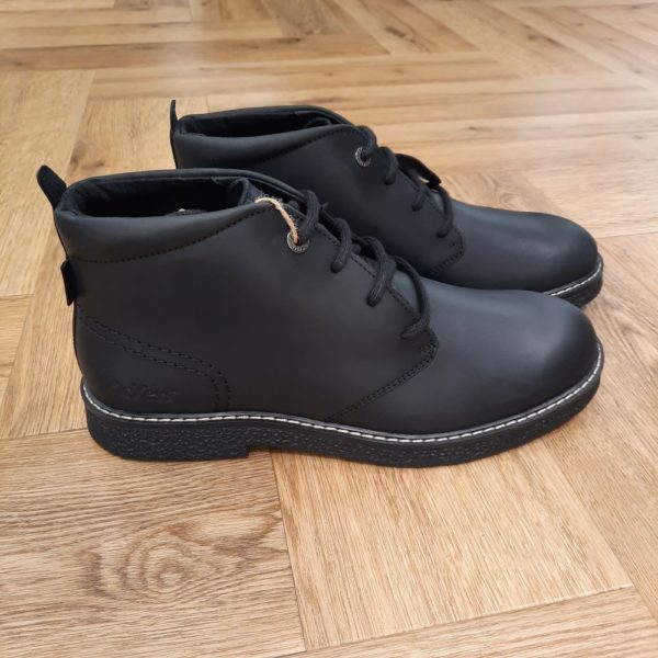 Kick Leo Noir-Derbies Cuir Homme-Née en 1970, son fondateur veut chausser cette jeunesse qui s’habille en jeans et t-shirts coton et créé la Jeans’ boot, naissance de la fameuse Kick Legend, aujourd’hui encore iconique, inspirée des codes du denim. Adoptées aussi par les artistes légendaires (De David Bowie à Miss Dynamite, en passant par Rod Stewart, Roger Daltrey des Who en égéries de campagne, ou Liam Gallagher, Jarvis Cocker, les Artics Monkeys, ou encore Pomme, Spri noir, Le Juiice, et tant d’autres) Kickers est devenue le membre officiel de tous les groupes, à toutes les époques.