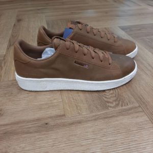 K-Swiss Slammklub Brown La sneaker K-Swiss Slammklub Brown...La ligne Slamm est axée sur le tennis traditionnel et l'ADN vintage de K-SWISS. En effet, cette slammklub est résolument décontractée et chic design, court de tennis intemporel inspiré des designs classiques. Puis, elle offre look et sensations haut de gamme, à porter en toute occasion. Le drapeau des États-Unis célèbre les origines californiennes de la marque. Bienvenue au club. Histoire de la marque K-Swiss a été fondée en 1966, lorsque deux frères suisses se sont installés en Californie pour créer une marque de chaussures axée sur le tennis. Passionnés de ski et de tennis, les frères se sont inspirés des chaussures de ski en cuir pour créer une chaussure de court qui supporte les mouvements latéraux agressifs du tennis. Lancée en 1966, la K-Swiss Classic est la première chaussure de tennis entièrement en cuir. La K-Swiss Classic a rapidement été acclamée dans le monde entier et est devenue une référence en matière de style, tant sur le court qu'en dehors. Plus de 50 ans plus tard, la mission de la marque K-Swiss est d'équiper et d'inspirer la prochaine génération d'entrepreneurs. Ces jeunes leaders sont à l'avant-garde de la culture actuelle, influençant et inspirant les jeunes du monde entier.