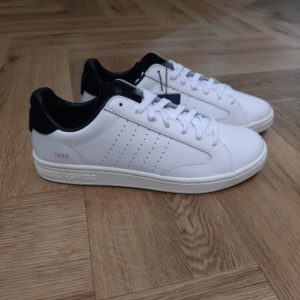 Lozan Klub White Black La Lozan Klub White Black est la sneaker incontournable de K-Swiss au passé prestigieux. En effet, cette chaussure est très populaire au début des années 2000. Elle fait son grand retour dans une version épurée en cuir. Elle possède cinq bandes perforées, le détail emblématique de la marque dont la coupe a été actualisée. Histoire de la marque K-Swiss a été fondée en 1966, lorsque deux frères suisses se sont installés en Californie pour créer une marque de chaussures axée sur le tennis. Passionnés de ski et de tennis, les frères se sont inspirés des chaussures de ski en cuir pour créer une chaussure de court qui supporte les mouvements latéraux agressifs du tennis. Lancée en 1966, la K-Swiss Classic est la première chaussure de tennis entièrement en cuir. La K-Swiss Classic a rapidement été acclamée dans le monde entier et est devenue une référence en matière de style, tant sur le court qu'en dehors. Plus de 50 ans plus tard, la mission de la marque K-Swiss est d'équiper et d'inspirer la prochaine génération d'entrepreneurs. Ces jeunes leaders sont à l'avant-garde de la culture actuelle, influençant et inspirant les jeunes du monde entier.