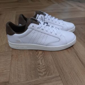 Lozan Klub White Brown La Lozan Klub White Brown est la sneaker incontournable de K-Swiss au passé prestigieux. En effet, cette chaussure est très populaire au début des années 2000. Elle fait son grand retour dans une version épurée en cuir. Elle possède cinq bandes perforées, le détail emblématique de la marque dont la coupe a été actualisée. Histoire de la marque K-Swiss a été fondée en 1966, lorsque deux frères suisses se sont installés en Californie pour créer une marque de chaussures axée sur le tennis. Passionnés de ski et de tennis, les frères se sont inspirés des chaussures de ski en cuir pour créer une chaussure de court qui supporte les mouvements latéraux agressifs du tennis. Lancée en 1966, la K-Swiss Classic est la première chaussure de tennis entièrement en cuir. La K-Swiss Classic a rapidement été acclamée dans le monde entier et est devenue une référence en matière de style, tant sur le court qu'en dehors. Plus de 50 ans plus tard, la mission de la marque K-Swiss est d'équiper et d'inspirer la prochaine génération d'entrepreneurs. Ces jeunes leaders sont à l'avant-garde de la culture actuelle, influençant et inspirant les jeunes du monde entier.