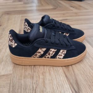 Grand Court Alpha Black Leopard Les baskets adidas Grand Court Alpha Black Leopard pour femme présentent un design élégant et polyvalent parfait pour le quotidien. Elles disposent d'une tige en cuir synthétique et d'une doublure douce qui s'ajuste au pied comme un gant. La semelle intermédiaire avec amorti Cloudfoam et la semelle extérieure en caoutchouc flexible offrent une foulée plus confortable à tout moment, que ce soit en marchant dans la rue ou sur un sentier. Son esthétique minimaliste se marie parfaitement avec n'importe quel vêtement de votre garde-robe. La marque C'est le 18 août 1949 qu'Adi Dassler a démarré l'aventure adidas, avec pour objectif d'améliorer les performances des athlètes. 70 ans plus tard, adidas a laissé sa marque sur le monde du sport, mais aussi celui de la mode, de la musique, de la culture, du développement durable et bien d'autres encore. Voyage avec nous à travers le temps et découvre l'histoire d'adidas avec des modèles qui ont influencé le lifestyle d'aujourd'hui. Juste après la naissance officielle des 3 bandes en 1949, les années 50 ont connu un véritable boom technologique avec des équipements innovants pour les athlètes de classe mondiale. Ainsi, c'est pendant cette décennie qu'est apparue la Samba, toujours portée de nos jours pas les joueurs de Five et de futsal, et toujours présente dans la rue. Pendant les 50's, adidas a développé une chaussure de sprint qui a battu un record du monde et la première chaussure de football conçue avec une semelle en nylon, marquant une vraie nouveauté en termes de confort et de sensations. D'autres modèles ont vu le jour durant cette période, comme la chaussure de basketball Allround, devenue une véritable icône dans les 80's. Ces années ont été révolutionnaires, créant un véritable avant et après pour les sportifs de haut niveau. Mais ce n'était que le début de l'histoire d'adidas.