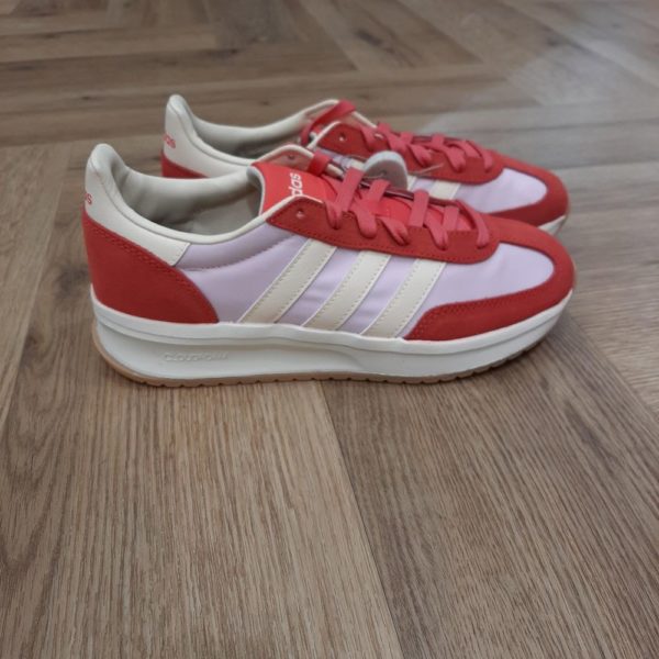 Adidas Run 70s Red Conçue pour durer, cette sneaker Adidas Run 70s Red est stylée et intemporelle. Tout d'abord, sa tige en cuir souple est doublée pour plus de confort. Puis, elle est associée à une semelle extérieure en caoutchouc flexible idéale quand tu es constamment en mouvement. Enfin l'amorti Cloudfoam te procure un confort durable tandis que tu fais tes courses en ville ou prends un café. La marque C'est le 18 août 1949 qu'Adi Dassler a démarré l'aventure adidas, avec pour objectif d'améliorer les performances des athlètes. 70 ans plus tard, adidas a laissé sa marque sur le monde du sport, mais aussi celui de la mode, de la musique, de la culture, du développement durable et bien d'autres encore. Voyage avec nous à travers le temps et découvre l'histoire d'adidas avec des modèles qui ont influencé le lifestyle d'aujourd'hui. Juste après la naissance officielle des 3 bandes en 1949, les années 50 ont connu un véritable boom technologique avec des équipements innovants pour les athlètes de classe mondiale. Ainsi, c'est pendant cette décennie qu'est apparue la Samba, toujours portée de nos jours pas les joueurs de Five et de futsal, et toujours présente dans la rue. Pendant les 50's, adidas a développé une chaussure de sprint qui a battu un record du monde et la première chaussure de football conçue avec une semelle en nylon, marquant une vraie nouveauté en termes de confort et de sensations. D'autres modèles ont vu le jour durant cette période, comme la chaussure de basketball Allround, devenue une véritable icône dans les 80's. Ces années ont été révolutionnaires, créant un véritable avant et après pour les sportifs de haut niveau. Mais ce n'était que le début de l'histoire d'adidas.