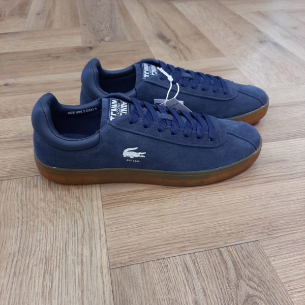 Lacoste Sneakers Baseshot-Les chaussures Lacoste offrent de nombreuses caractéristiques pour plus de confort et de maintien. Conçues à l'origine pour résister à une utilisation intensive lors des activités sportives, les semelles épaisses Lacoste offrent un amorti optimal, vous protégeant ainsi des douleurs au talon et de pathologies comme la fasciite plantaire, qui peut être aggravée par une utilisation excessive