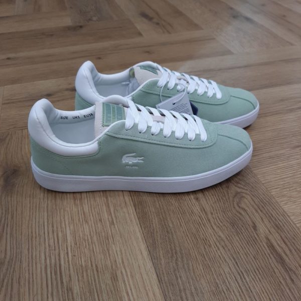 Lacoste Baseshot Vert La Lacoste Baseshot Vert sublime l’héritage Lacoste dans un design élégant et intemporel. Inspirée de l’archive Portofino sortie en 1996, elle se distingue par ses lignes épurées, une tige en suède à la texture veloutée ainsi que des détails rétro raffinés, à l’image d'un crocodile central débossé. LACOSTE existe depuis 1933, représentée par de grands sportifs, la marque est très bien démontrée. Les chaussures de sports sont confortables, durables et très stables. Elle vous propose des modèles pour femme, homme et enfant, certains modèles plus classiques et plus chic et d'autres plus running et sport. Dans cet esprit, et en lien avec les valeurs d'élégance, de ténacité, d'audace et d'esprit d'équipe qui forgent l'histoire de Lacoste, notre démarche Durable Elegance formalise notre volonté d'être un acteur responsable de l'industrie de la mode. Dès la création de ses premiers polos, René Lacoste a eu à cœur de libérer le mouvement. Dans sa vision, cela dépasse largement le vêtement : libérer le mou- vement signifie favoriser l'épanouissement de l'individu en lui rendant sa pleine capacité à agir, à réaliser ses ambitions. La simplicité et la sobriété du logo, représentant un crocodile vert avec une gueule ouverte et des dents apparentes, sont autant d'éléments qui ont contribué au succès de ce symbole. La nouvelle cible GenZ. Lacoste a également su se rapprocher des millenials : une génération plus complexe qu'il n'y paraît entre volonté de protéger la planète et inclusivité et envie de consommer des marques emblématiques.