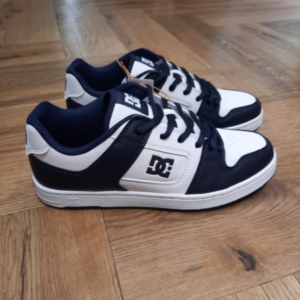 DC Shoes Manteca Navy Les chaussures DC Shoes Manteca Navy ont une empeigne en synthétique. D'abord, le col et la languette sont doublés de mousse pour plus de confort. Puis, la doublure en mesh apporte également plus de confort en le portant. De plus, elles ont un logo injecté en TPR sur le côté. Pour finir, la semelle intérieure est en EVA et la semelle extérieure est en caoutchouc résistant à l'usure avec le design Pill Pattern, déposé par la marque. Histoire de la marque Établie en 1994, DC Shoes a été un pionnier dans la culture du skateboard et du snowboard, fusionnant harmonieusement le style et la performance dans des équipements de haute qualité. Co-fondée par Ken Block et Damon Way, la marque a perturbé le paysage en fusionnant musique, art et streetwear avec une confiance audacieuse et une innovation de pointe. En effet, la marque propose des chaussures emblématiques de skate et des baskets stylées aux indispensables de snowboard dernier cri tels que vestes et pantalons. Ainsi, DC continue de repousser les limites avec son esprit rebelle distinctif et son style non conventionnel. Mettant en avant notre engagement envers le snowboard, notre gamme comprend des vestes et des pantalons de snowboard de première qualité, conçus pour des performances optimales sur les pistes. Perpétuant un héritage ancré dans l'authenticité, DC Shoes demeure fidèle à la vision des fondateurs, offrant des produits exceptionnels pour hommes, femmes et enfants qui incarnent l'engagement de la marque envers l'excellence dans les univers du skateboard et du snowboard.
