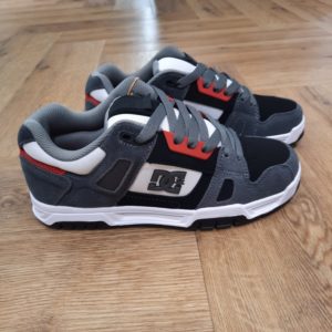 DC Shoes Stag Découvrez le mélange parfait de style et de fonctionnalité avec ces baskets DC Shoes Stag. Tout d'abord, elles présentent un design robuste en gris avec un logo DC bien visible. En effet, ces baskets sont conçues pour ceux qui valorisent à la fois l'esthétique et la performance. De plus, la construction en cuir garantit la durabilité tandis que l'intérieur rembourré assure un confort tout au long de la journée. Pour conclure, ces sneakers sont idéales pour le skateboard ou pour un usage quotidien. Ces chaussures sont des additions polyvalentes à toute garde-robe. Le développement de DC Shoes : Une brève histoire de la marque Depuis sa création en 1994, DC Shoes s’est imposé dans les communautés du skateboard et des sports d’action. DC Shoes a parcouru un long chemin depuis ses origines comme une minuscule entreprise commerciale entre amis jusqu’à son statut actuel de grande entreprise mondiale. Dans cet essai, nous examinerons l’évolution de la marque et comment elle est devenue l’une des marques les plus célèbres du skateboard et des sports d’action. Lorsque Ken Block et Damon Way ont créé DC Shoes en 1994, ils n’avaient aucune idée du succès que l’entreprise allait connaître. Leur objectif était de produire des chaussures spécifiques au skateboard, ce qui n’avait jamais été fait auparavant. Pour ce faire, ils ont créé de nouvelles caractéristiques, comme des semelles résistantes aux chocs et des coutures renforcées, qui ont fait de leurs chaussures les plus durables du marché. Ces développements ont permis à DC Shoes de devenir l’une des marques les plus populaires parmi les skaters du monde entier. En outre, la société a élargi sa gamme de produits pour inclure des équipements et des accessoires, ce qui a renforcé sa popularité auprès des skateurs et des amateurs de sports d’action. Ces dernières années, DC Shoes a sponsorisé des sports tels que des concours de snowboard et des courses de motocross, en plus des événements de skateboard. La marque s’est également étendue à d’autres domaines, comme la musique et l’art, par le biais de partenariats avec des musiciens connus tels que Travis Scott et Tyler The Creator. Cette croissance dans d’autres domaines a contribué à l’augmentation de la popularité de la marque. Aujourd’hui, DC Shoes est l’une des marques les plus reconnaissables du skateboard et des sports d’action à l’échelle mondiale. Elle continue à développer de nouveaux produits tout en restant fidèle à ses origines dans la culture du skate. Il ne fait aucun doute que DC Shoes restera un leader de l’industrie pendant de nombreuses années à venir, étant donné son attachement à la qualité de fabrication et sa volonté de repousser les limites.