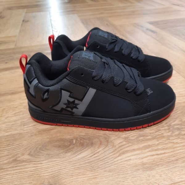 DC Shoes Court Graffik Les chaussures DC Shoes Court Graffik ont une semelle de type cupsole pour une protection et un amorti supplémentaires. Tout d'abord, sa tige est en cuir, en nubuck ou en daim, selon la couleur du modèle. De plus, sa languette légère en mesh et le cou-de-pied sont rembourrés de mousse pour plus de confort et de soutien. Puis, ce modèle a des ouvertures de ventilations pour une meilleure respirabilité. Enfin, sa semelle extérieure comporte un design Pill Pattern pour une meilleure traction. Le développement de DC Shoes : Une brève histoire de la marque Depuis sa création en 1994, DC Shoes s’est imposé dans les communautés du skateboard et des sports d’action. DC Shoes a parcouru un long chemin depuis ses origines comme une minuscule entreprise commerciale entre amis jusqu’à son statut actuel de grande entreprise mondiale. Dans cet essai, nous examinerons l’évolution de la marque et comment elle est devenue l’une des marques les plus célèbres du skateboard et des sports d’action. Lorsque Ken Block et Damon Way ont créé DC Shoes en 1994, ils n’avaient aucune idée du succès que l’entreprise allait connaître. Leur objectif était de produire des chaussures spécifiques au skateboard, ce qui n’avait jamais été fait auparavant. Pour ce faire, ils ont créé de nouvelles caractéristiques, comme des semelles résistantes aux chocs et des coutures renforcées, qui ont fait de leurs chaussures les plus durables du marché. Ces dernières années, DC Shoes a sponsorisé des sports tels que des concours de snowboard et des courses de motocross, en plus des événements de skateboard. Aujourd’hui, DC Shoes est l’une des marques les plus reconnaissables du skateboard et des sports d’action à l’échelle mondiale. Elle continue à développer de nouveaux produits tout en restant fidèle à ses origines dans la culture du skate. Il ne fait aucun doute que DC Shoes restera un leader de l’industrie pendant de nombreuses années à venir, étant donné son attachement à la qualité de fabrication et sa volonté de repousser les limites.