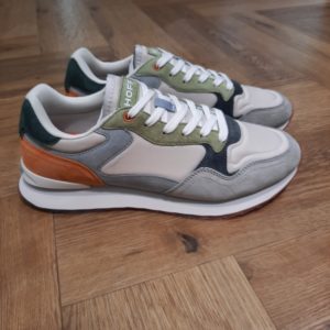 Hoff Kingston Man Les baskets Hoff Kingston Man pour femme, en coloris blanc, incarnent une élégance minimaliste et moderne. En effet, ce modèle unique s’inspire de l’authenticité de Kingston, tout en intégrant des matériaux de qualité supérieure pour garantir confort et durabilité. De plus, dotées d’une semelle EVA ultra-légère, ces baskets offrent un excellent amorti, idéal pour les longues journées actives. Aussi, la combinaison de cuir, textile et daim assure une esthétique sophistiquée, tandis que la doublure en microfibre douce maximise le confort. Puis, leur semelle extérieure translucide, signature de la marque HOFF, apporte une touche d’originalité tout en offrant une adhérence fiable. C'est sûr, ces baskets blanches polyvalentes s’associent facilement avec toutes vos tenues. La marque Fondée en Espagne en 2017, HOFF est née de la conviction que chaque pas est une opportunité de créer, découvrir et affirmer sa personnalité. HOFF est une marque contemporaine de sneakers qui marie un design intemporel et élégant avec une polyvalence audacieuse. Reconnue pour sa créativité raffinée, son attention aux détails et sa maîtrise unique des couleurs, HOFF crée des sneakers qui s’adaptent aux transitions de la vie, transformant chaque instant du quotidien en une expression de style et de sens. Inspirée par le mouvement et la curiosité, HOFF célèbre l’individualité et l’expression de soi à travers le design. Son esthétique distinctive équilibre sophistication et modernité, brouillant les frontières entre le décontracté et le raffiné, tout en restant fidèle à ses valeurs de connexion, d’authenticité, de passion et de créativité.