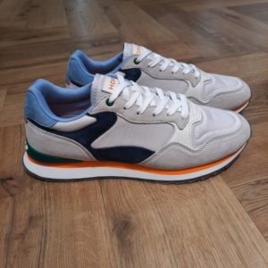 Hoff Sneakers Cusco Les baskets Hoff Sneakers Cusco de la marque sont parfaites pour la saison printemps/été. En effet, leur forme nez rond apporte une touche décontractée et tendance à votre tenue. De plus, conçues en toile à 30% et en cuir à 70%, ces baskets offrent à la fois confort et durabilité. Puis, la semelle en EVA assure une excellente adhérence et une sensation de légèreté à chaque pas. Ces baskets basses City Cusco sont spécialement conçues pour les messieurs qui recherchent un style moderne et décontracté. Le matériau intérieur en textile offre un confort optimal tout au long de la journée. Puis, sa semelle intérieure en mousse à mémoire s'adapte à la forme de votre pied, offrant un soutien supplémentaire et un amorti exceptionnel. La fermeture à lacets des baskets City Cusco permet un ajustement personnalisé, vous assurant ainsi un maintien optimal. Ainsi, que ce soit pour une journée de travail ou une sortie entre amis, ces baskets basses seront votre allié mode idéal. La marque Fondée en Espagne en 2017, HOFF est née de la conviction que chaque pas est une opportunité de créer, découvrir et affirmer sa personnalité. HOFF est une marque contemporaine de sneakers qui marie un design intemporel et élégant avec une polyvalence audacieuse. Reconnue pour sa créativité raffinée, son attention aux détails et sa maîtrise unique des couleurs, HOFF crée des sneakers qui s’adaptent aux transitions de la vie, transformant chaque instant du quotidien en une expression de style et de sens. Inspirée par le mouvement et la curiosité, HOFF célèbre l’individualité et l’expression de soi à travers le design. Son esthétique distinctive équilibre sophistication et modernité, brouillant les frontières entre le décontracté et le raffiné, tout en restant fidèle à ses valeurs de connexion, d’authenticité, de passion et de créativité.