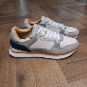 Hoff Mar de Plata Les baskets Hoff Mar De Plata de la marque sont parfaites pour la saison printemps/été. Tout d'abord, leur forme nez rond offre un style décontracté et tendance, idéal pour les messieurs de tous âges. Puis, elles sont fabriquées avec un mélange de nylon (30%) et de cuir (70%). Ainsi, ces baskets offrent à la fois durabilité et confort. De plus, la semelle en EVA assure une adhérence optimale, tandis que l'intérieur en textile procure une sensation agréable au contact de la peau. La semelle intérieure en mousse à mémoire offre un amorti supplémentaire pour un confort ultime. Enfin, avec leur fermeture à lacets, ces baskets sont faciles à enfiler et à ajuster selon vos préférences. La marque Fondée en Espagne en 2017, HOFF est née de la conviction que chaque pas est une opportunité de créer, découvrir et affirmer sa personnalité. HOFF est une marque contemporaine de sneakers qui marie un design intemporel et élégant avec une polyvalence audacieuse. Reconnue pour sa créativité raffinée, son attention aux détails et sa maîtrise unique des couleurs, HOFF crée des sneakers qui s’adaptent aux transitions de la vie, transformant chaque instant du quotidien en une expression de style et de sens. Inspirée par le mouvement et la curiosité, HOFF célèbre l’individualité et l’expression de soi à travers le design. Son esthétique distinctive équilibre sophistication et modernité, brouillant les frontières entre le décontracté et le raffiné, tout en restant fidèle à ses valeurs de connexion, d’authenticité, de passion et de créativité.