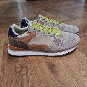 Hoff Sneakers Sevilla Ces Hoff Sneakers Sevilla sont la combinaison parfaite grâce au ton crème en contraste avec le marron, le bleu pétrole, le vert lime et l'orange. En effet, le mélange de matériaux tels que le daim, la maille, le tissu et le caoutchouc contrastant en font une pièce élégante, avec un design unique pour vos looks. De plus, elles présentent un effet matelassé sur le devant de la maille et une dose de confort grâce à la semelle intérieure en mousse à mémoire de forme. ne manquez pas l'essence de chaque chaussure sur la semelle et élevez votre streetwear. Ainsi, optez pour ces sneakers Avec un design inspiré de la ville de SEVILLE.   La marque Fondée en Espagne en 2017, HOFF est née de la conviction que chaque pas est une opportunité de créer, découvrir et affirmer sa personnalité. HOFF est une marque contemporaine de sneakers qui marie un design intemporel et élégant avec une polyvalence audacieuse. Reconnue pour sa créativité raffinée, son attention aux détails et sa maîtrise unique des couleurs, HOFF crée des sneakers qui s’adaptent aux transitions de la vie, transformant chaque instant du quotidien en une expression de style et de sens. Inspirée par le mouvement et la curiosité, HOFF célèbre l’individualité et l’expression de soi à travers le design. Son esthétique distinctive équilibre sophistication et modernité, brouillant les frontières entre le décontracté et le raffiné, tout en restant fidèle à ses valeurs de connexion, d’authenticité, de passion et de créativité.