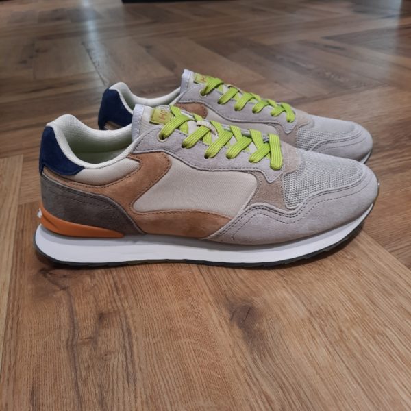 Hoff Sneakers Sevilla Ces Hoff Sneakers Sevilla sont la combinaison parfaite grâce au ton crème en contraste avec le marron, le bleu pétrole, le vert lime et l'orange. En effet, le mélange de matériaux tels que le daim, la maille, le tissu et le caoutchouc contrastant en font une pièce élégante, avec un design unique pour vos looks. De plus, elles présentent un effet matelassé sur le devant de la maille et une dose de confort grâce à la semelle intérieure en mousse à mémoire de forme. ne manquez pas l'essence de chaque chaussure sur la semelle et élevez votre streetwear. Ainsi, optez pour ces sneakers Avec un design inspiré de la ville de SEVILLE.   La marque Fondée en Espagne en 2017, HOFF est née de la conviction que chaque pas est une opportunité de créer, découvrir et affirmer sa personnalité. HOFF est une marque contemporaine de sneakers qui marie un design intemporel et élégant avec une polyvalence audacieuse. Reconnue pour sa créativité raffinée, son attention aux détails et sa maîtrise unique des couleurs, HOFF crée des sneakers qui s’adaptent aux transitions de la vie, transformant chaque instant du quotidien en une expression de style et de sens. Inspirée par le mouvement et la curiosité, HOFF célèbre l’individualité et l’expression de soi à travers le design. Son esthétique distinctive équilibre sophistication et modernité, brouillant les frontières entre le décontracté et le raffiné, tout en restant fidèle à ses valeurs de connexion, d’authenticité, de passion et de créativité.