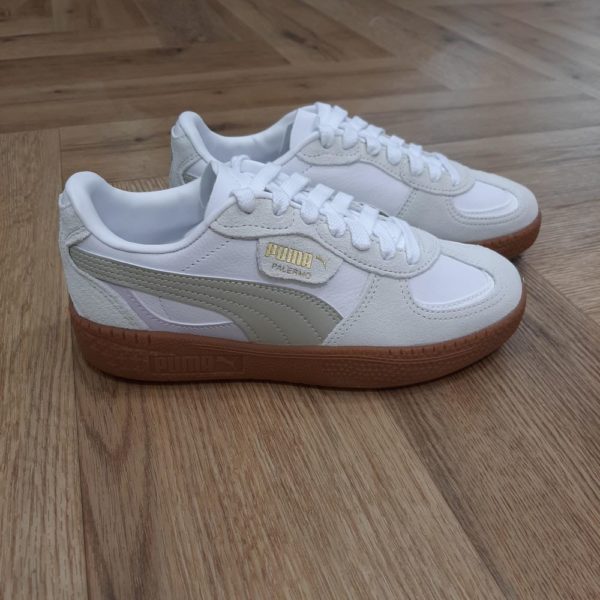 Palermo Moda White Tout droit sortie de nos archives, voici la Palermo Moda White. En effet, lancée dans les années 80, la légende de la culture Terrace fait son grand retour pour les jeunes fans, cette fois en version Moda. Tout d'abord, avec sa fameuse forme en T et sa semelle en gomme classique, cette version présente une tige en cuir et en daim. Puis, elle possède une bande PUMA Formstrip en synthétique et un outillage translucide. Pour conclure, une basket à adopter d’urgence pour un outfit tendance et élégant. Tu peux aussi l'habiller de façon plus décontractée pour obtenir un look plus chill. La marque Puma est une marque de sneakers, de vêtements et d'accessoires de sport créée en Allemagne en 1948. Son origine remonte à 1924, date à laquelle Rudolf Dassler (son créateur) et son frère Adolf (dit "Adi") commencent à fabriquer des baskets de sports. Les deux frères se disputeront et créeront chacun leur marque de leur côté à partir de 1948. Ainsi,  Adi poursuivra l'activité initialement sous le nom d'Adiads et Rudolf créera Puma. La marque au "gros chat" s'illustrera avec ses crampons vissés qui équiperont des sportifs de premier plan. Elle est à l'origine de nombreux modèles de baskets mythiques comme la Puma suede, la Clyde et la Court Star. Plus récemment, Puma a bénéficié d'une exposition exceptionnelle grâce aux exploits d'Usain Bolt qu'elle équipe. Aujourd'hui encore, Puma continue à innover en lançant de nouveaux modèles aux lignes parfois futuristes comme la Blaze, la Mantra, la Tsugi, la RS-X.