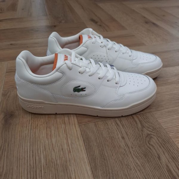 lacoste-linedrive-off wht-lt tan-leather-La simplicité et la sobriété du logo, représentant un crocodile vert avec une gueule ouverte et des dents apparentes, sont autant d'éléments qui ont contribué au succès de ce symbole.