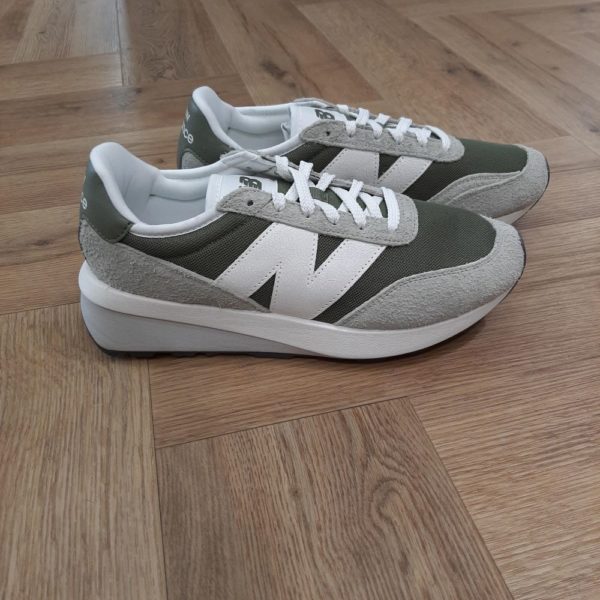New Balance 370 AL-La marque New Balance remonte à 1906, lorsque William J. Riley, un immigrant irlandais, fonda la société New Balance Arch Support. Il souhaitait offrir un meilleur équilibre (d'où son nom) grâce au soutien de la voûte plantaire. Curieusement, l'idée lui est venue en observant ses poules.