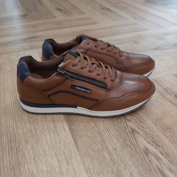Redskins Baskets Assure Les chaussures Redskins Baskets Assure Footwear allient style et qualité, garantissant des matériaux conformes et fabriquées dans des usines partenaires. Les collections chaussures redskins offrent une opportunité de voyager, que ce soit à travers la découverte des vastes étendues qui amplifient l'intensité de l'aventure et des émotions, ou dans le monde urbain que l'on peut explorer seul ou en groupe. Depuis plus de 20 ans, REDSKINS chausse les hommes et les femmes en recherche de chaussures de ville et décontractées. Chaque saison, nos collections se composent de modèles intemporels, indispensables et subtilement originaux. Des baskets running aux boots à lacets, nous mettons tout en oeuvre pour vous proposer des matières de qualité et une fabrication irréprochable. La licence exclusive Redskins Footwear regroupe toutes les collections chaussures de la marque. REDSKINS ORIGINALS est le choix idéal pour les amateurs de style urbain chic et sport casual. Combinaison parfaite de style et de confort, ces chaussures en cuir ont été conçues pour répondre aux exigences de la vie urbaine moderne. Que ce soit pour des promenades en ville, des sorties entre amis ou des activités sportives décontractées, elles sont résistantes à l'usure et présentent un design élégant et contemporain