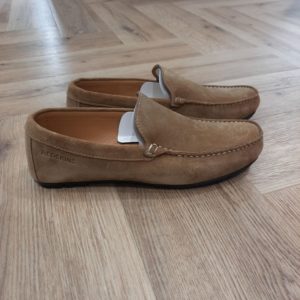 Redskins Mocassin Tabac- mocassin homme beaba-En 2003, la licence « chaussures » est créée. Une ligne textile est commercialisée au printemps 2005. En 2006, la licence « lunettes » suit. En 2008, la petite maroquinerie et les bagages complètent l'offre commerciale. Puis, la mise sur le marché d'une collection pour les enfants à l'hiver 2009