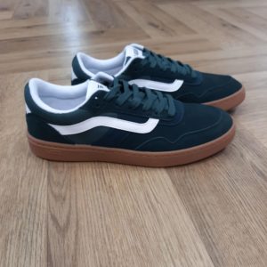 Vans Cruze 3.0-vans cruze 3.0 vert-En 2025, ces chaussures iconiques reviennent sur le devant de la scène avec de nouveaux designs, des collaborations impressionnantes et une appropriation par de nouvelles générations de fashionistas.