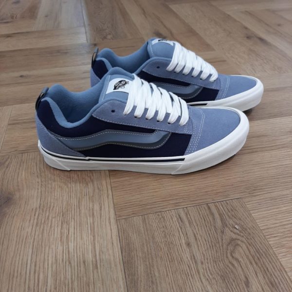 vans knu skool bleu-Knu Skool Bleu-Les Vans Knu Skool ont été introduites pour la première fois en 1998. Depuis, elles ont été rééditées plusieurs fois, avec des touches modernes adaptées aux tendances actuelles.