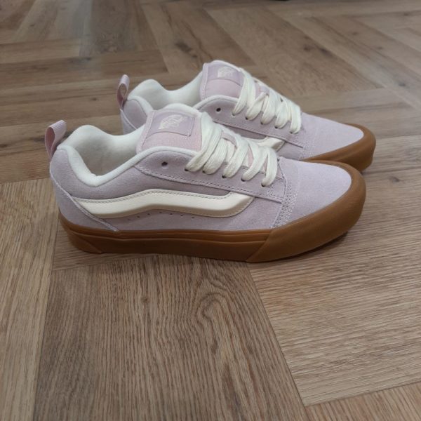vans-knu-skool-pink-Knu Skool Pink-Les Vans Knu Skool ont été introduites pour la première fois en 1998. Depuis, elles ont été rééditées plusieurs fois, avec des touches modernes adaptées aux tendances actuelles.