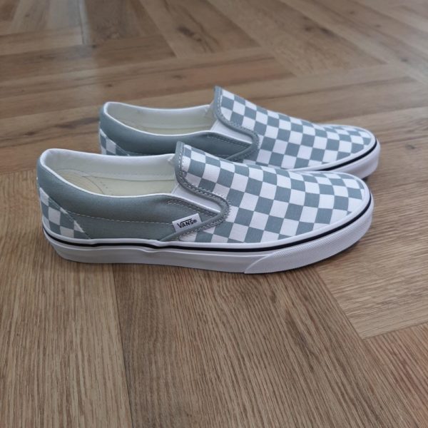 vans slip on-Chaussures Slip-On-Les Vans Old Skool sont fabriquées à partir d'une tige en daim et en toile et d'une semelle extérieure gaufrée en caoutchouc. Ces caractéristiques, ainsi que les embouts renforcés et les cols rembourrés, rendent les Old Skool inusables et élégantes.