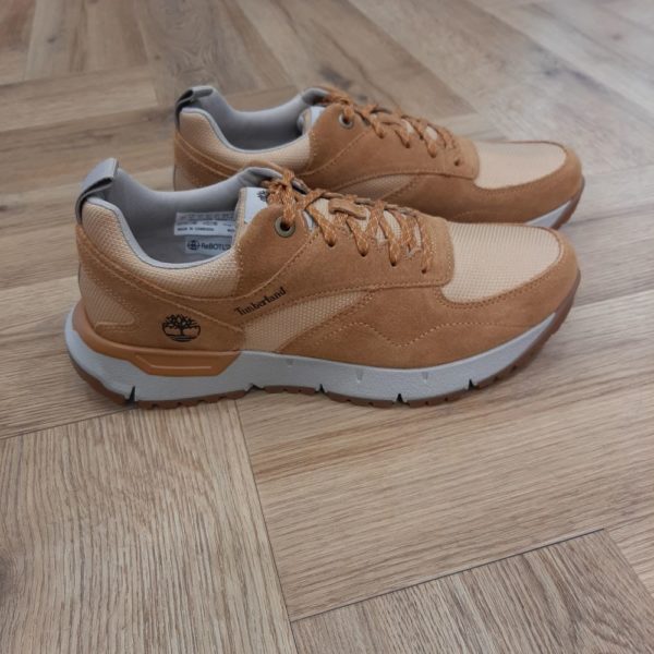 Timberland Voyager Park Profitez du confort de la basket Timberland Voyager Park pour homme. D'abord, elles sont dotées d'une tige en cuir Premium Timberland® Leather et tissu ReBOTL™, contenant 50 % de plastique PET recyclé. Ainsi, ces baskets offrent à la fois style et fonctionnalité. De plus, elles possèdent une assise plantaire OrthoLite® pour l'amorti. Puis, la semelle intermédiaire en EVA moulée par compression et la semelle extérieure crantée TimberGrip™ garantissent adhérence et robustesse. La marque L'origine la marque remonte à 1952, sous la Abington Shoes Company. Elle a été créée par Nathan Swartz dans la ville américaine de Boston. À la base, il imagine un procédé qui rend ses boots étanches et introduit le nom Timberland (timber pour "bois" et land pour "terre") pour la première fois en 1973. L'iconique Yellow Boots fait de Timberland un véritable succès. À la fin des années 70, Timberland commence à produire des boots plus casual et des chaussures bateau. La marque se développe réellement à l'international dans les années 80 et devient une marque plus lifestyle en commençant à produire également des vêtements puis des accessoires comme des sacs et des montres dans les années 90. En 2011, la marque est rachetée par VF Corporation (propriétaire également de The North Face) et s'est depuis fortement développée dans le monde et notamment en France où une trentaine de magasins en propre sont aujourd'hui implantés. Symbole de l'artisanat et du savoir-faire américain, la Yellow Boot™ est à l'origine du succès de la marque. Elle a bouleversé le marché de la chaussure et ne cesse d'inspirer de nouvelles collections. Toujours dans l'air du temps, elle est portée depuis plus de 45 ans par les plus grands artistes de notre monde. Son nom est devenu synonyme de tendances et de qualité pour tous les adeptes de la mode.