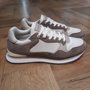 Hoff Thessaloniki Beige Les baskets Hoff Thessaloniki Beige de la marque sont parfaites pour la saison printemps/été. En effet, leur forme nez rond apporte une touche décontractée et tendance à votre tenue. De plus, conçues en toile à 30% et en cuir à 70%, ces baskets offrent à la fois confort et durabilité. Puis, la semelle en EVA assure une excellente adhérence et une sensation de légèreté à chaque pas. Ces baskets basses  sont spécialement conçues pour les messieurs qui recherchent un style moderne et décontracté. Le matériau intérieur en textile offre un confort optimal tout au long de la journée. Puis, sa semelle intérieure en mousse à mémoire s'adapte à la forme de votre pied, offrant un soutien supplémentaire et un amorti exceptionnel. La fermeture à lacets des baskets City Cusco permet un ajustement personnalisé, vous assurant ainsi un maintien optimal. Ainsi, que ce soit pour une journée de travail ou une sortie entre amis, ces baskets basses seront votre allié mode idéal. La marque Fondée en Espagne en 2017, HOFF est née de la conviction que chaque pas est une opportunité de créer, découvrir et affirmer sa personnalité. HOFF est une marque contemporaine de sneakers qui marie un design intemporel et élégant avec une polyvalence audacieuse. Reconnue pour sa créativité raffinée, son attention aux détails et sa maîtrise unique des couleurs, HOFF crée des sneakers qui s’adaptent aux transitions de la vie, transformant chaque instant du quotidien en une expression de style et de sens. Inspirée par le mouvement et la curiosité, HOFF célèbre l’individualité et l’expression de soi à travers le design. Son esthétique distinctive équilibre sophistication et modernité, brouillant les frontières entre le décontracté et le raffiné, tout en restant fidèle à ses valeurs de connexion, d’authenticité, de passion et de créativité.