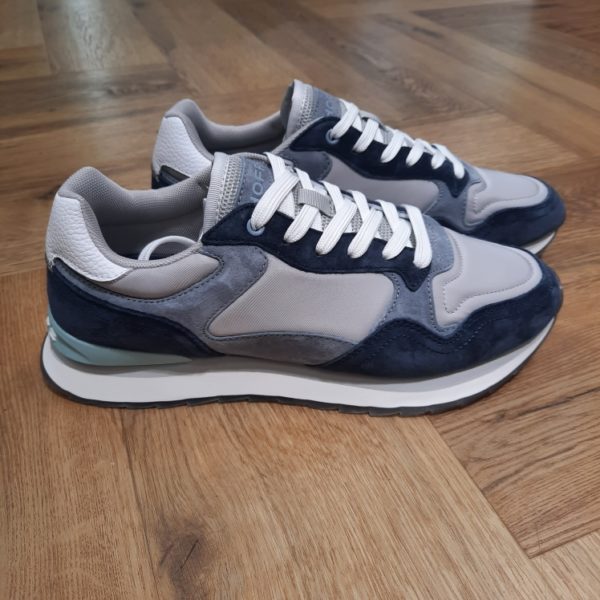 Hoff Alberobello Navy Les baskets Hoff Alberobello Navy de la marque sont parfaites pour la saison printemps/été. En effet, leur forme nez rond apporte une touche décontractée et tendance à votre tenue. De plus, conçues en toile à 30% et en cuir à 70%, ces baskets offrent à la fois confort et durabilité. Puis, la semelle en EVA assure une excellente adhérence et une sensation de légèreté à chaque pas. Ces baskets basses Alberobello sont spécialement conçues pour les messieurs qui recherchent un style moderne et décontracté. Le matériau intérieur en textile offre un confort optimal tout au long de la journée. Puis, sa semelle intérieure en mousse à mémoire s'adapte à la forme de votre pied, offrant un soutien supplémentaire et un amorti exceptionnel. La fermeture à lacets des baskets City Cusco permet un ajustement personnalisé, vous assurant ainsi un maintien optimal. Ainsi, que ce soit pour une journée de travail ou une sortie entre amis, ces baskets basses seront votre allié mode idéal. La marque Fondée en Espagne en 2017, HOFF est née de la conviction que chaque pas est une opportunité de créer, découvrir et affirmer sa personnalité. HOFF est une marque contemporaine de sneakers qui marie un design intemporel et élégant avec une polyvalence audacieuse. Reconnue pour sa créativité raffinée, son attention aux détails et sa maîtrise unique des couleurs, HOFF crée des sneakers qui s’adaptent aux transitions de la vie, transformant chaque instant du quotidien en une expression de style et de sens. Inspirée par le mouvement et la curiosité, HOFF célèbre l’individualité et l’expression de soi à travers le design. Son esthétique distinctive équilibre sophistication et modernité, brouillant les frontières entre le décontracté et le raffiné, tout en restant fidèle à ses valeurs de connexion, d’authenticité, de passion et de créativité.